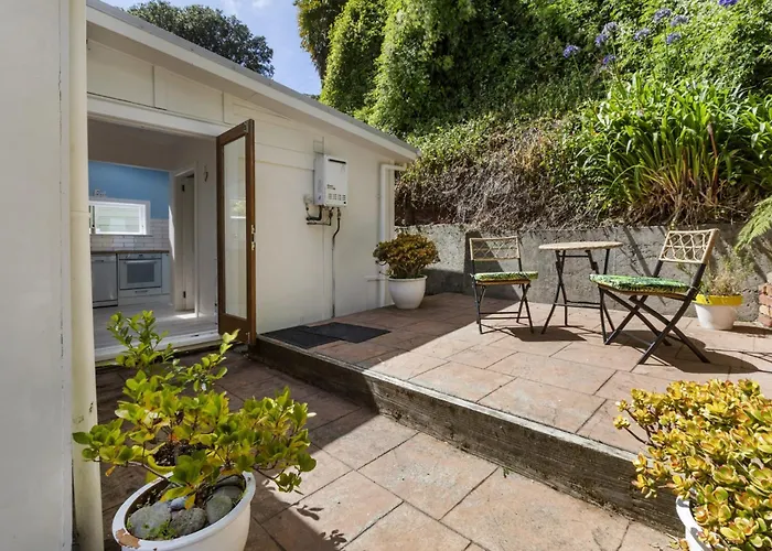 Peaceful & Private City Cottage With Carparks