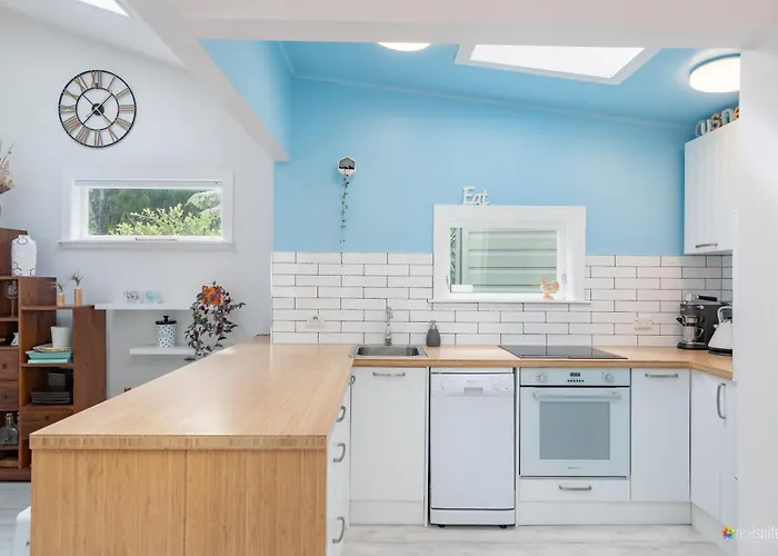 Peaceful & Private City Cottage With Carparks